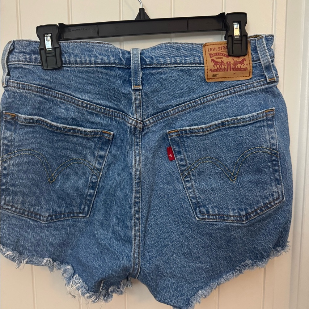 Levi’s Denim Blue Distressed Women Shorts waist size 30 - Picture 3 of 4